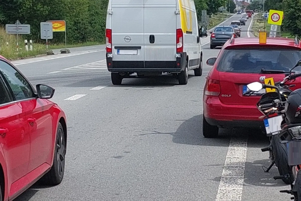 Havárie na motorce a poškozené dveře. Policii zaměstnávali sedmnáctiletí mladíci. Foto: Se svolením Policie ČR