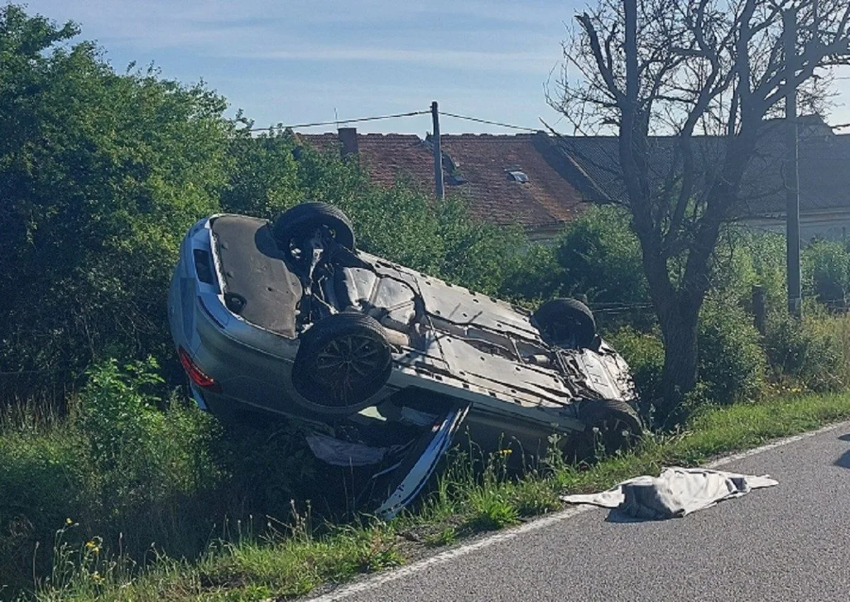 Řidička ráno havarovala a skončila s autem na střeše, měla 2,72 promile. Foto: Se svolením Policie ČR
