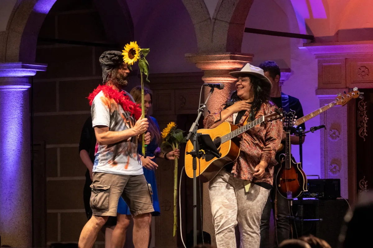 Festival Prázdniny v Telči dává prostor i začínajícím hvězdám, lákají i besedy. Foto: Se svolením Prázdniny v Telči / Toníno Volf