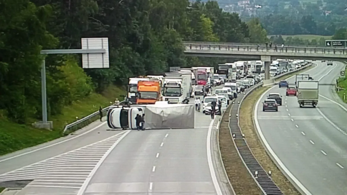 Na dálnici se převrátila dodávka a zablokovala všechny pruhy, směr na Brno stojí. Foto: Se svolením Policie ČR