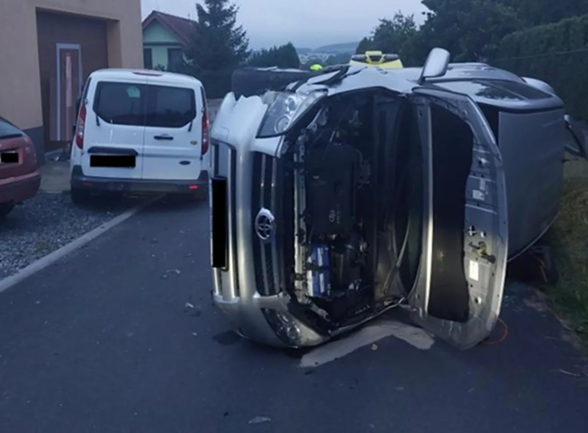 Jednapadesátiletá řidička převrátila auto na bok. Dechovou zkoušku odmítla. Foto: Se svolením Policie ČR