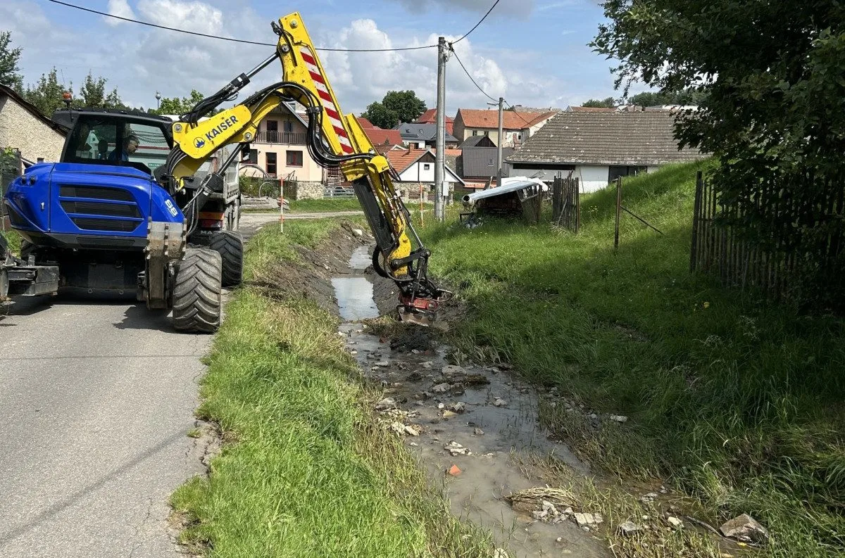 Kamenicí se prohnala blesková povodeň, těžká technika nyní upravuje potok. Foto: Se svolením Povodí Moravy