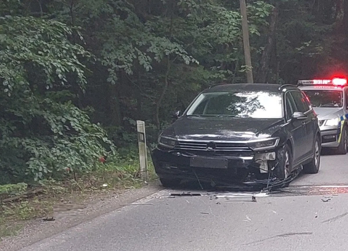 Mladík na motorce dostal smyk a srazil se s autem. Musel pro něj vrtulník. Foto: Se svolením Policie ČR