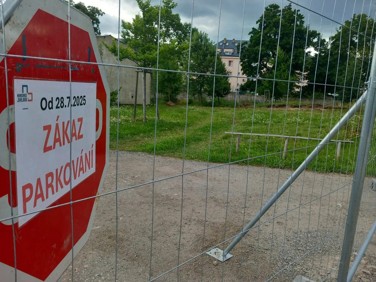 Foto: Burgrárna je minulostí a část parkoviště je obsazená. U nemocnice se staví