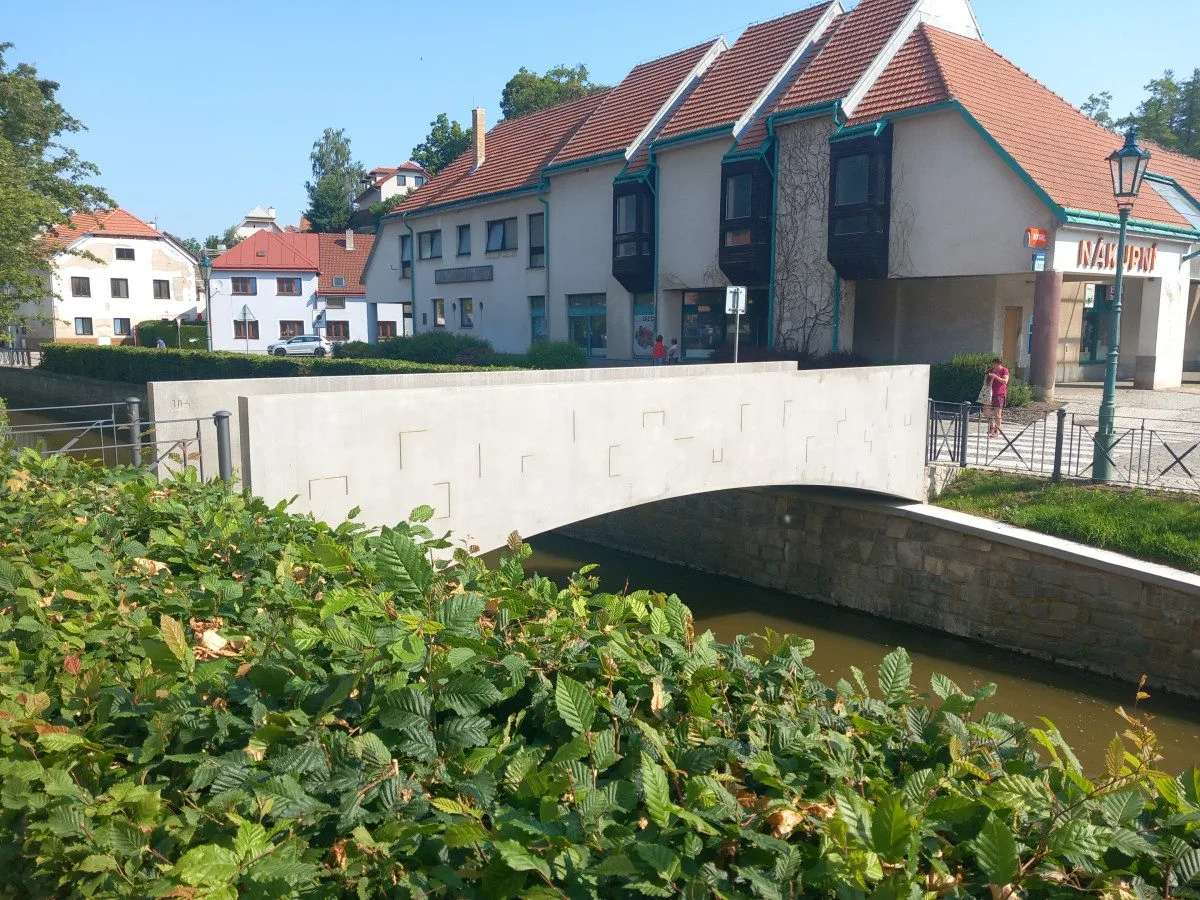 Foto: Nová lávka v Brtnici spojuje dva břehy i generace. Lidé luštili její šifru