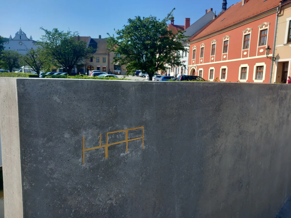 Foto: Nová lávka v Brtnici spojuje dva břehy i generace. Lidé luštili její šifru