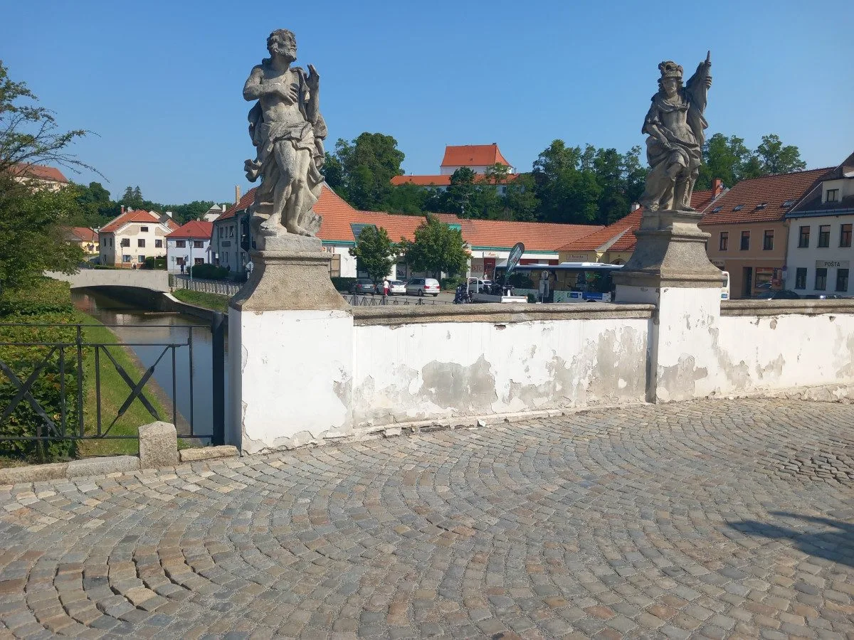 Foto: Nová lávka v Brtnici spojuje dva břehy i generace. Lidé luštili její šifru