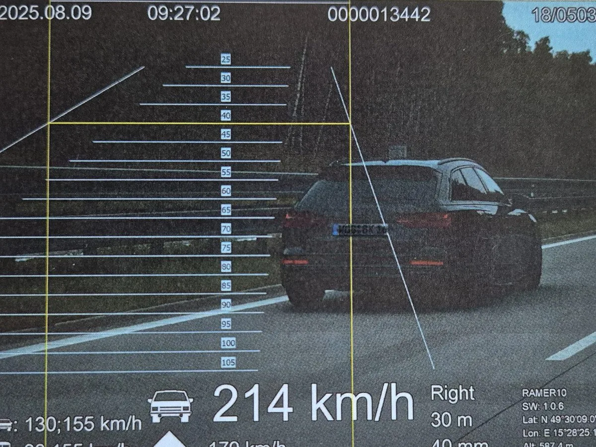 Tři hazardéři na D1. Jeden z nich se řítil rychlostí 214km/h, hned přišel o papíry