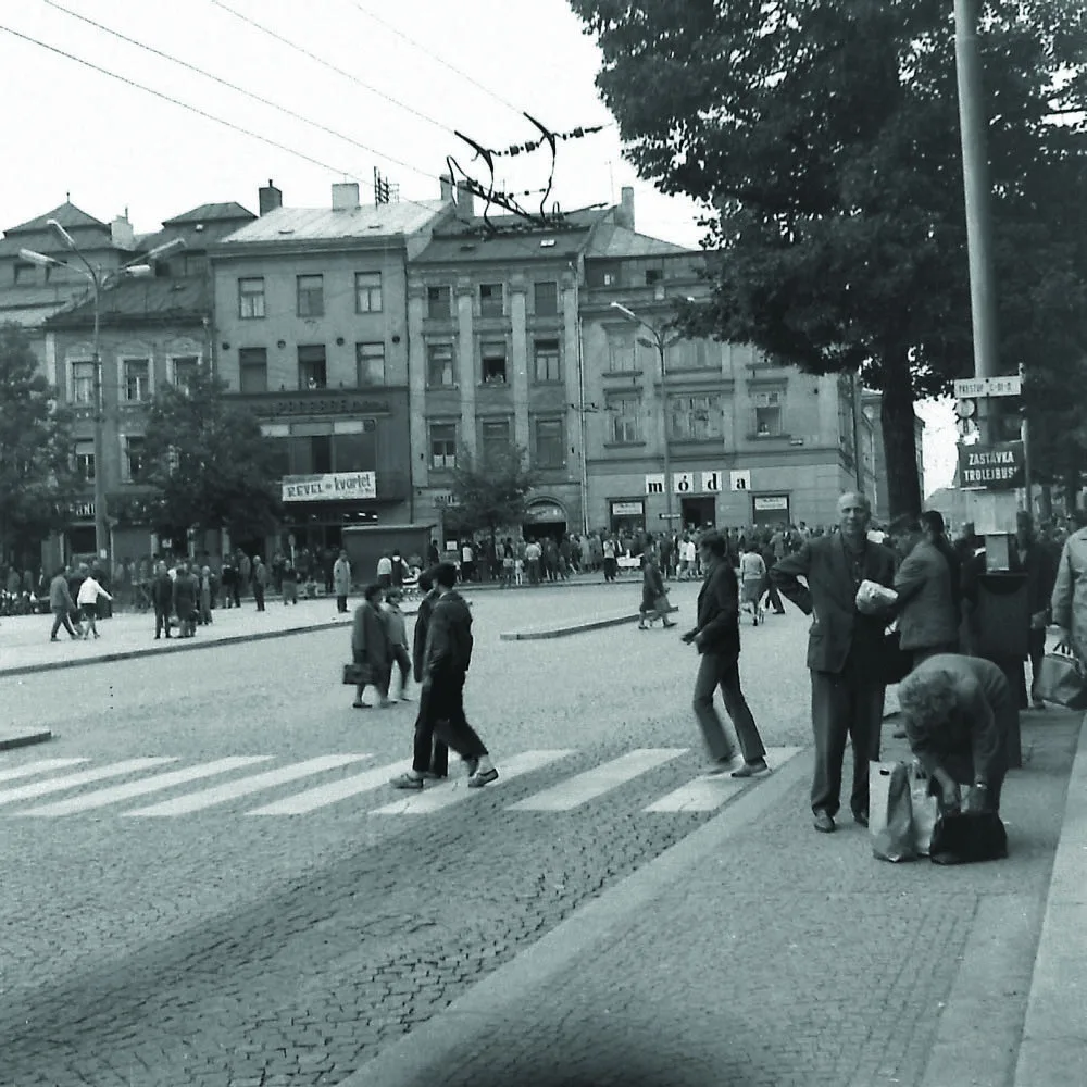 Hloučků na náměstí Míru první den okupace přibývalo. Mnozí poslouchali tranzistorová rádia a kolem nich se shlukovali zvědavci, aby slyšeli novinky. Z amplionů zněla co chvíli hlášení městského národního výboru o blížících se kolonách okupačních armád. Fo