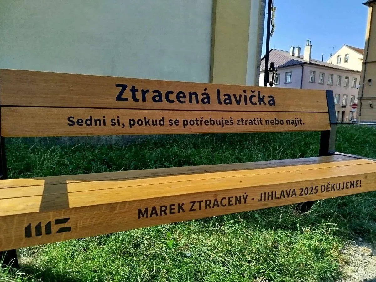 FOTO: Ztracená lavička může udělat z Jakubského náměstí v Jihlavě oázu klidu