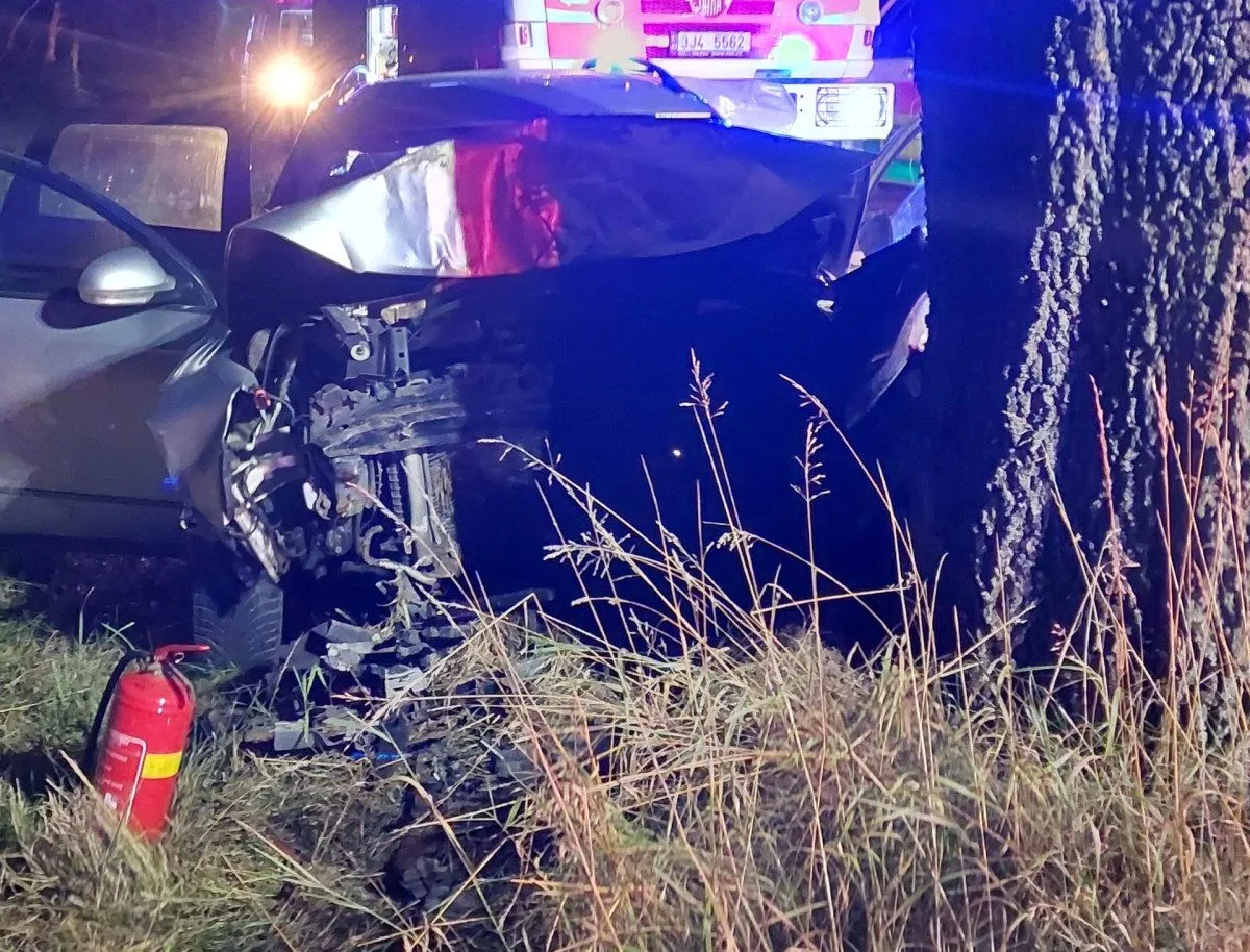 Mladý řidič narazil v noci u Býkovce do stromu, měl téměř jednu a půl promile. Foto: Se svolením Policie ČR