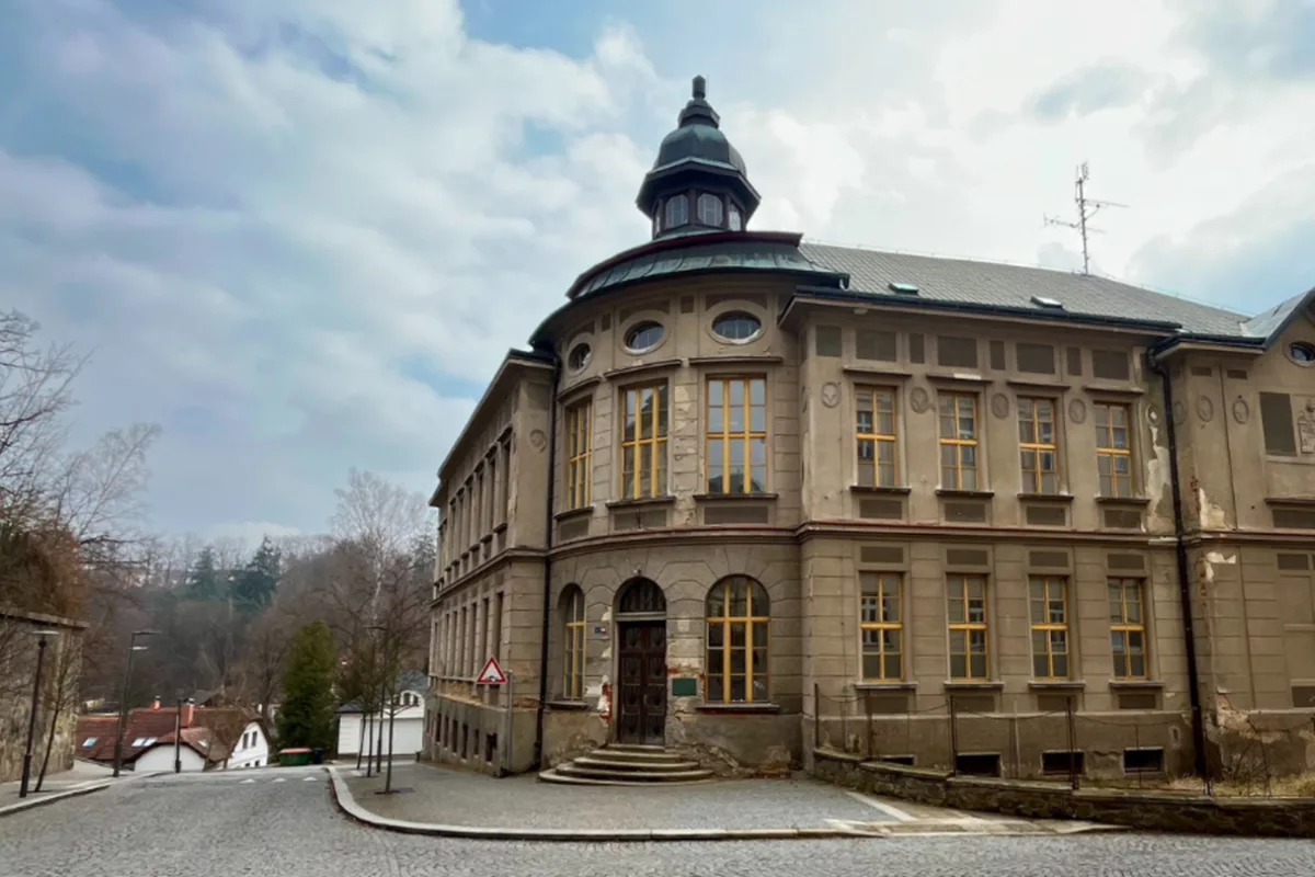 Charita v H. Brodě začala opravovat bývalou školu pro služby, byla léta prázdná. Foto: Se svolením Oblastní charity Havlíčkův Brod
