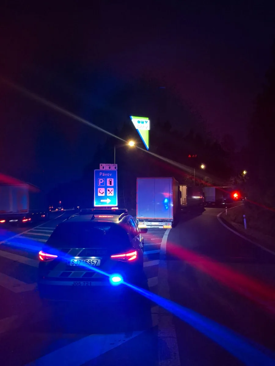 Řidiči kamionů na D1 parkovali, kde neměli. Od policie vyfasovali pokutu
