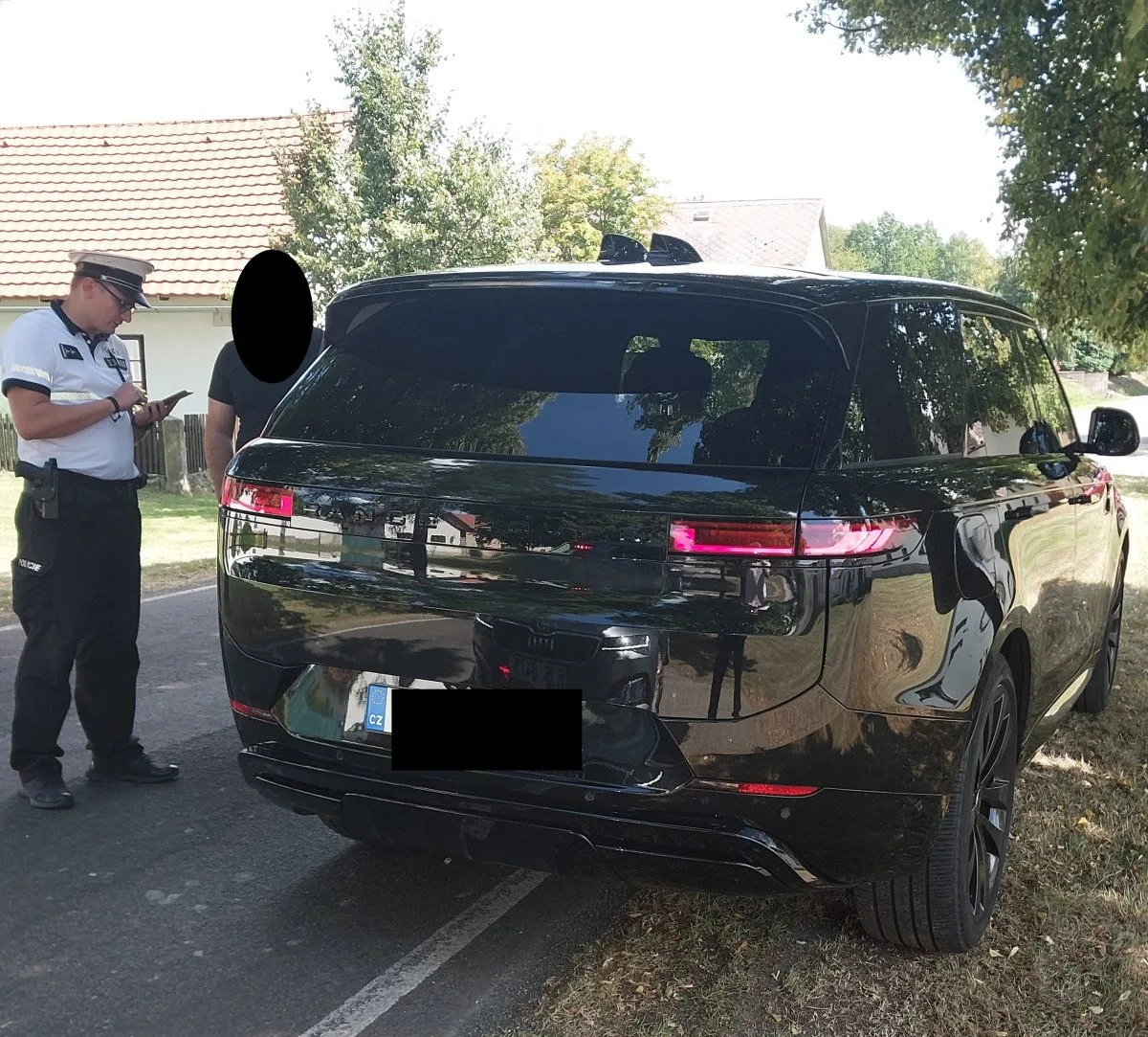 Řidič Roveru projížděl po D1 s modrým majákem. Na policisty byl velmi arogantní