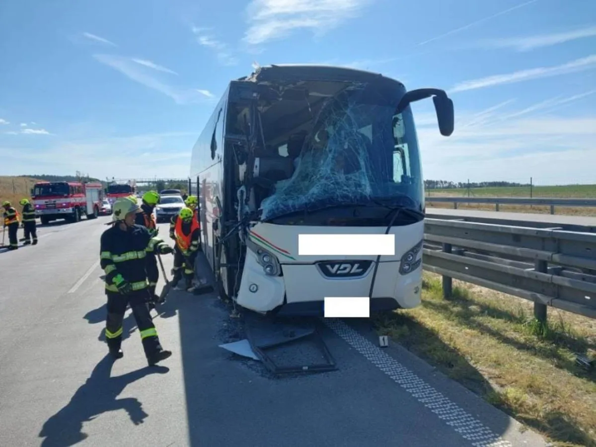 Na dálnici se srazil nákladní vůz s autobusem, dva lidé utrpěli zranění