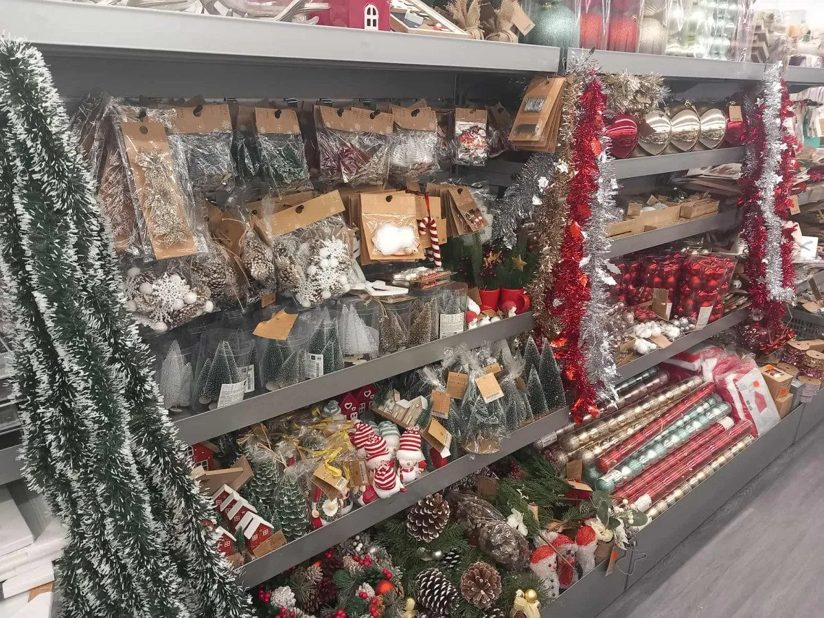 Vánoční sezona zahájena. První obchod v Jihlavě začal nabízet vánoční sortiment