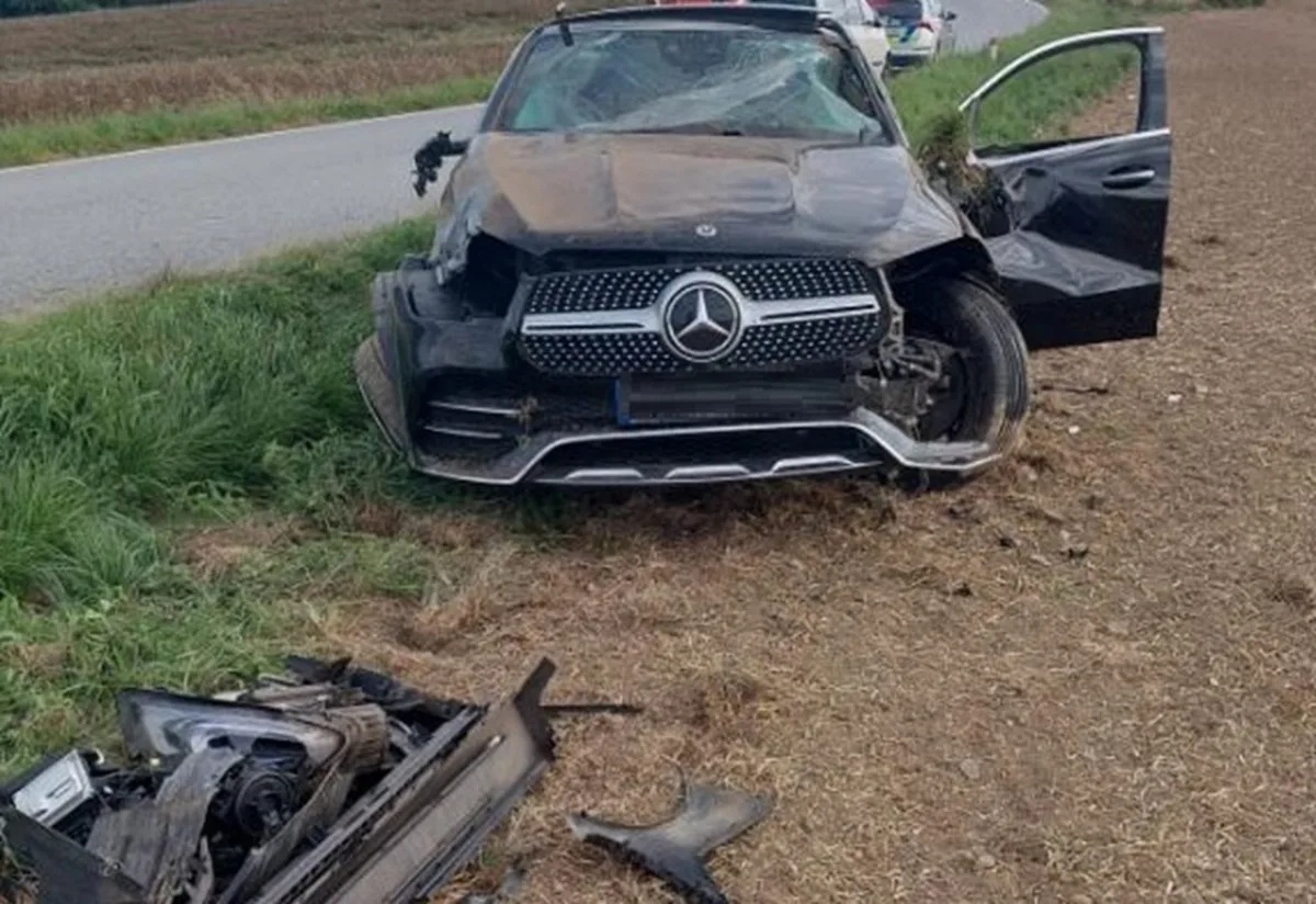Řidič mercedesu jel moc rychle, po havárii skončil v poli. Foto: Se svolením Policie ČR