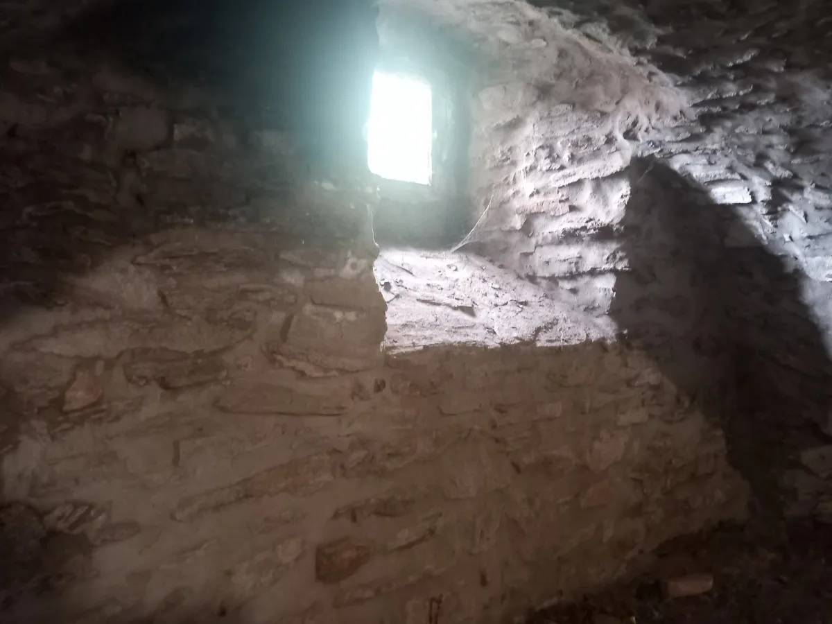 Katakomby pod městysem a středověký záchod. V kamenické tvrzi se lidé dozví perličky