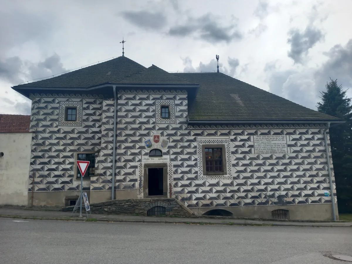 Katakomby pod městysem a středověký záchod. V kamenické tvrzi se lidé dozví perličky