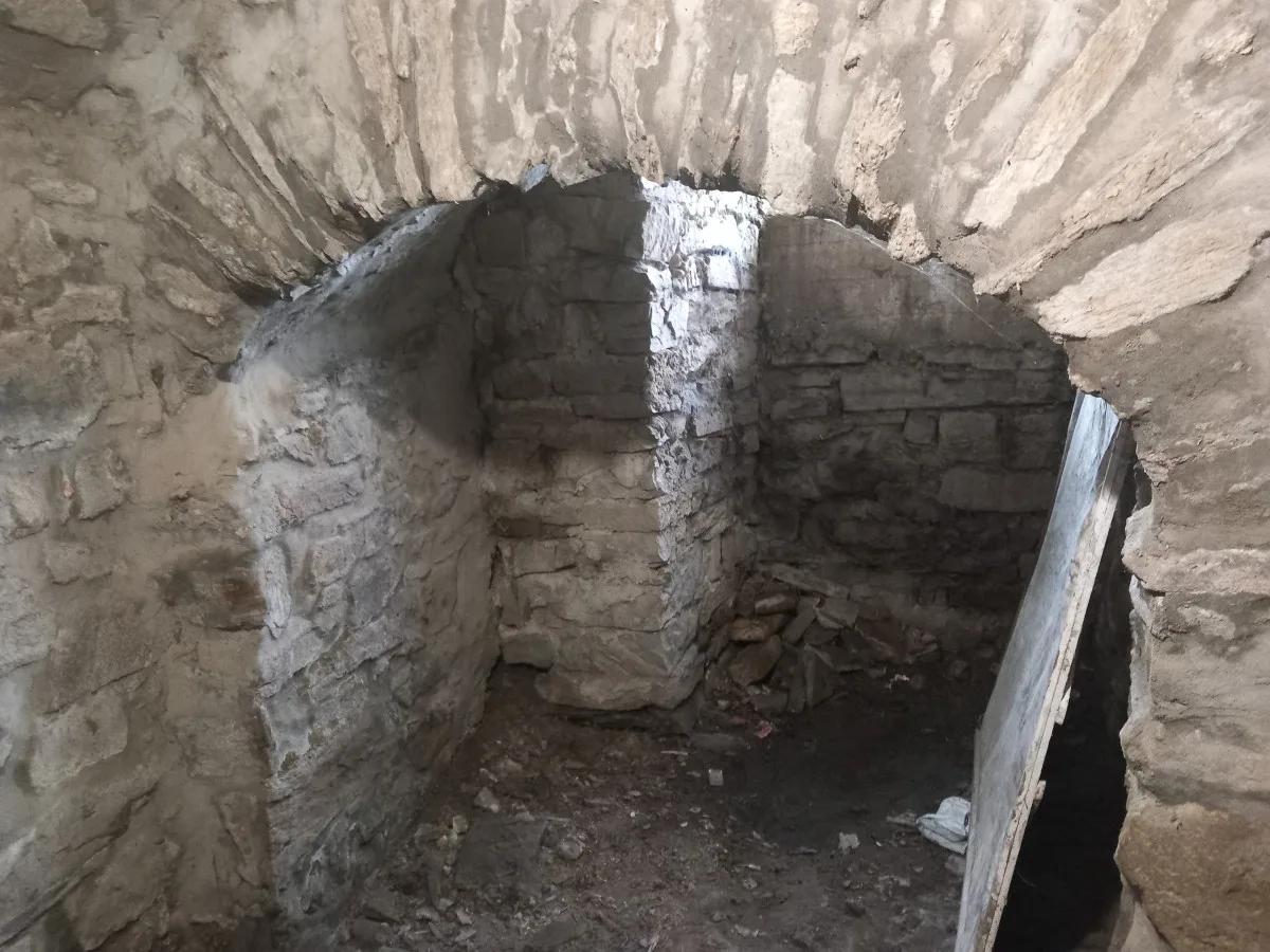 Katakomby pod městysem a středověký záchod. V kamenické tvrzi se lidé dozví perličky