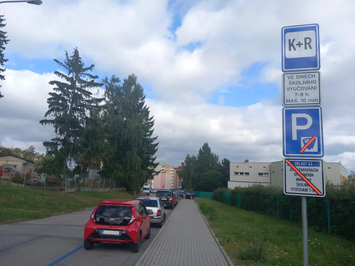 FOTO: Minikruháč a K+R u ZŠ Nad Plovárnou. Rodiče dětí čekají v pondělí novinky