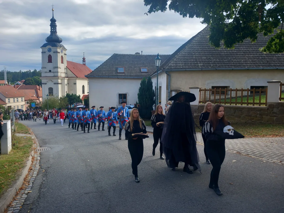 Brtnicí prošel morový průvod, zapojily se do něj stovky postav