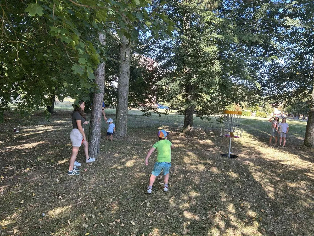 FOTO: V Jihlavě jsme si zahráli disgolf s čtenáři. O dobrou zábavu nebyla nouze