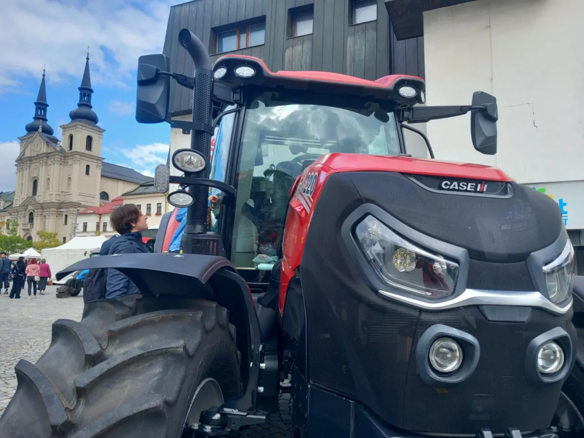 VIDEO: Dožínky nabízí historickou zemědělskou techniku v chodu, mrkvance i slepice