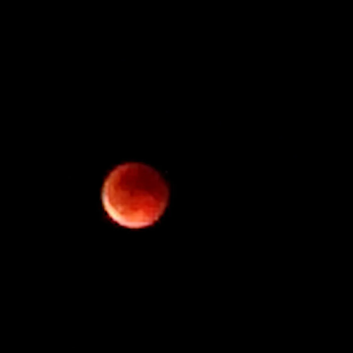 FOTO: Výjimečná událost. Zatmění měsíce v noci na dnešek fotili i lidé na Vysočině
