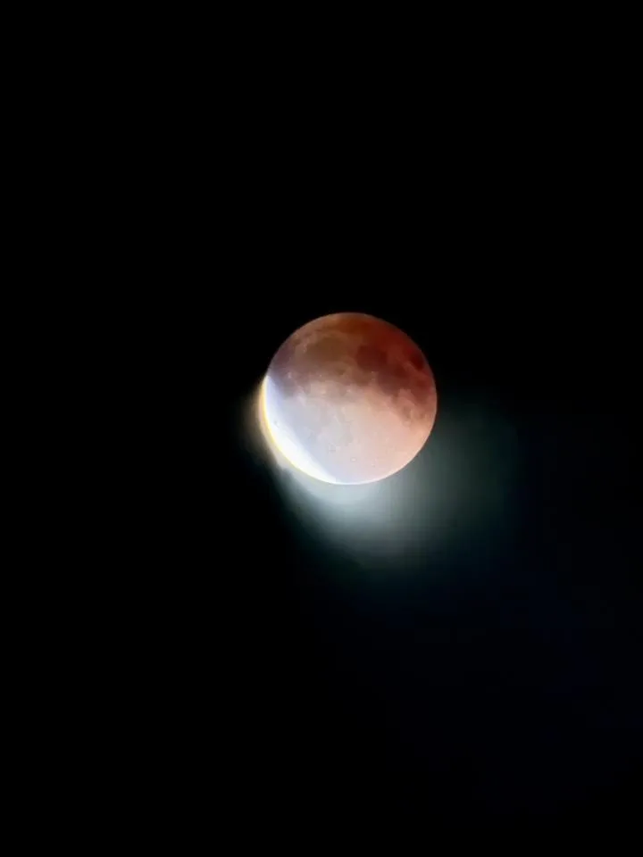 FOTO: Výjimečná událost. Zatmění měsíce v noci na dnešek fotili i lidé na Vysočině