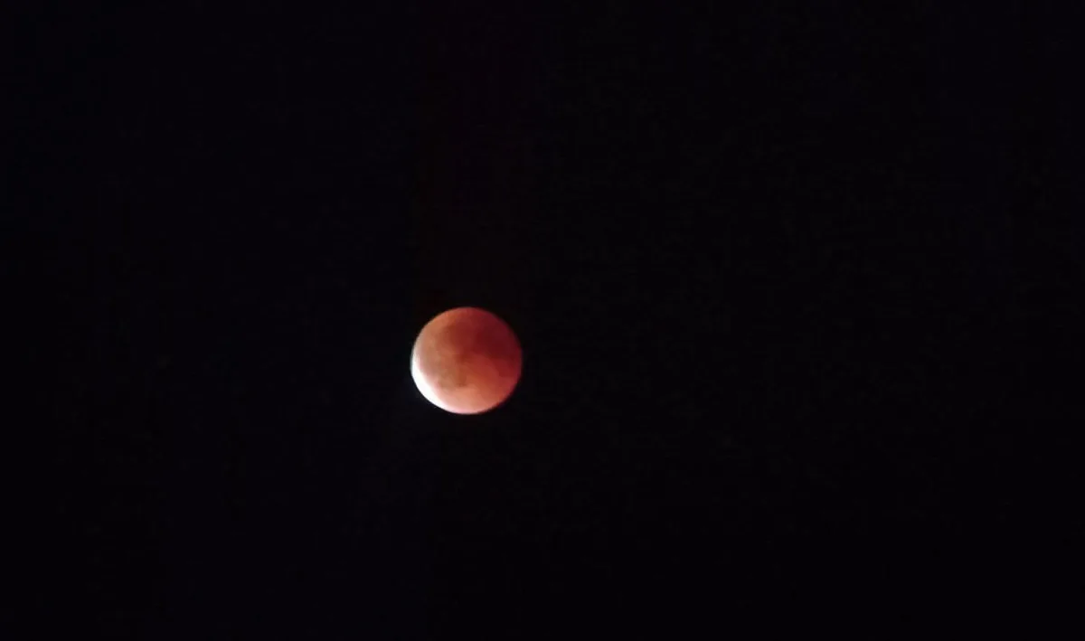 FOTO: Výjimečná událost. Zatmění měsíce v noci na dnešek fotili i lidé na Vysočině