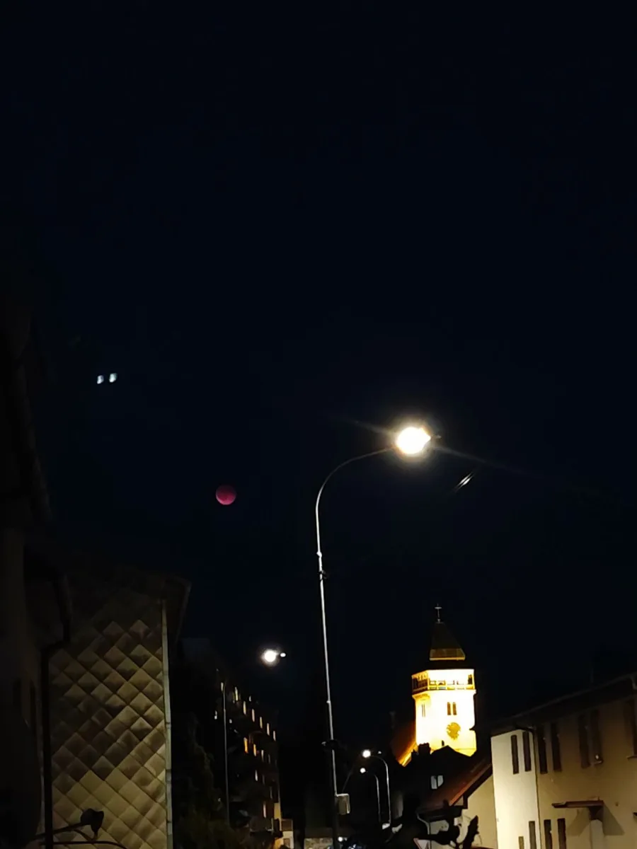 FOTO: Výjimečná událost. Zatmění měsíce v noci na dnešek fotili i lidé na Vysočině
