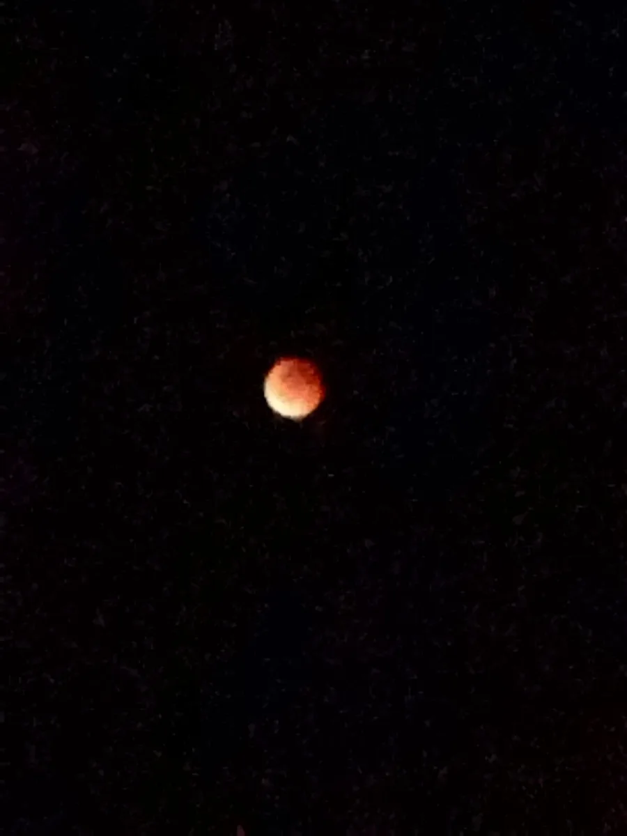 FOTO: Výjimečná událost. Zatmění měsíce v noci na dnešek fotili i lidé na Vysočině