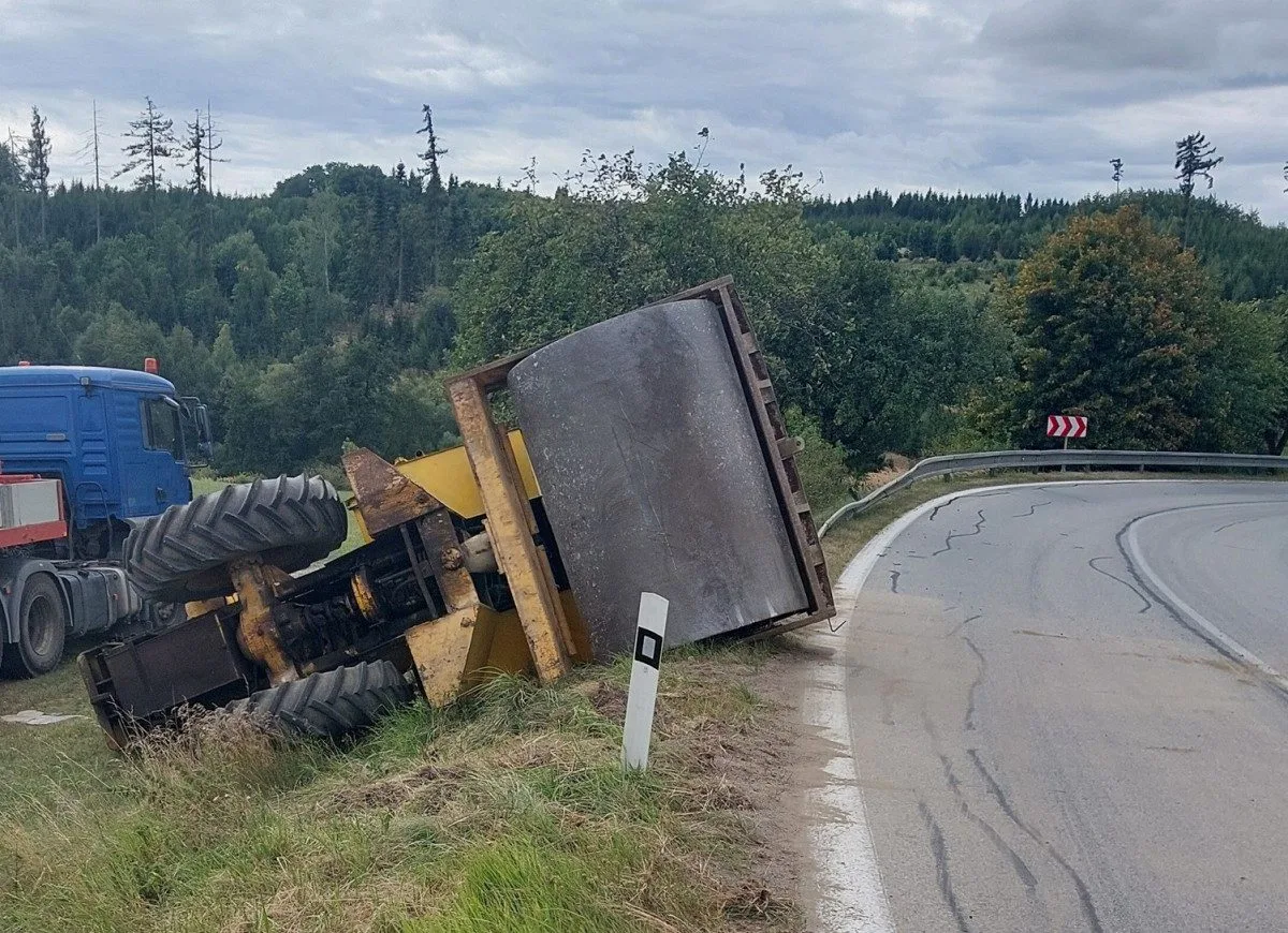 Dramatická situace na Třebíčsku: Řidič projel zatáčkou a z návěsu mu spadl válec. Foto: Se svolením Policie ČR