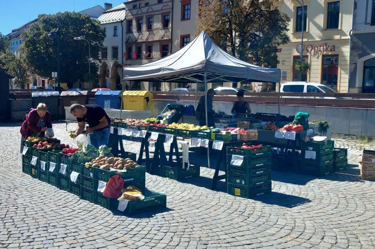 Trhovců na jihlavském náměstí je stále méně. Zatím tam mohou zůstat