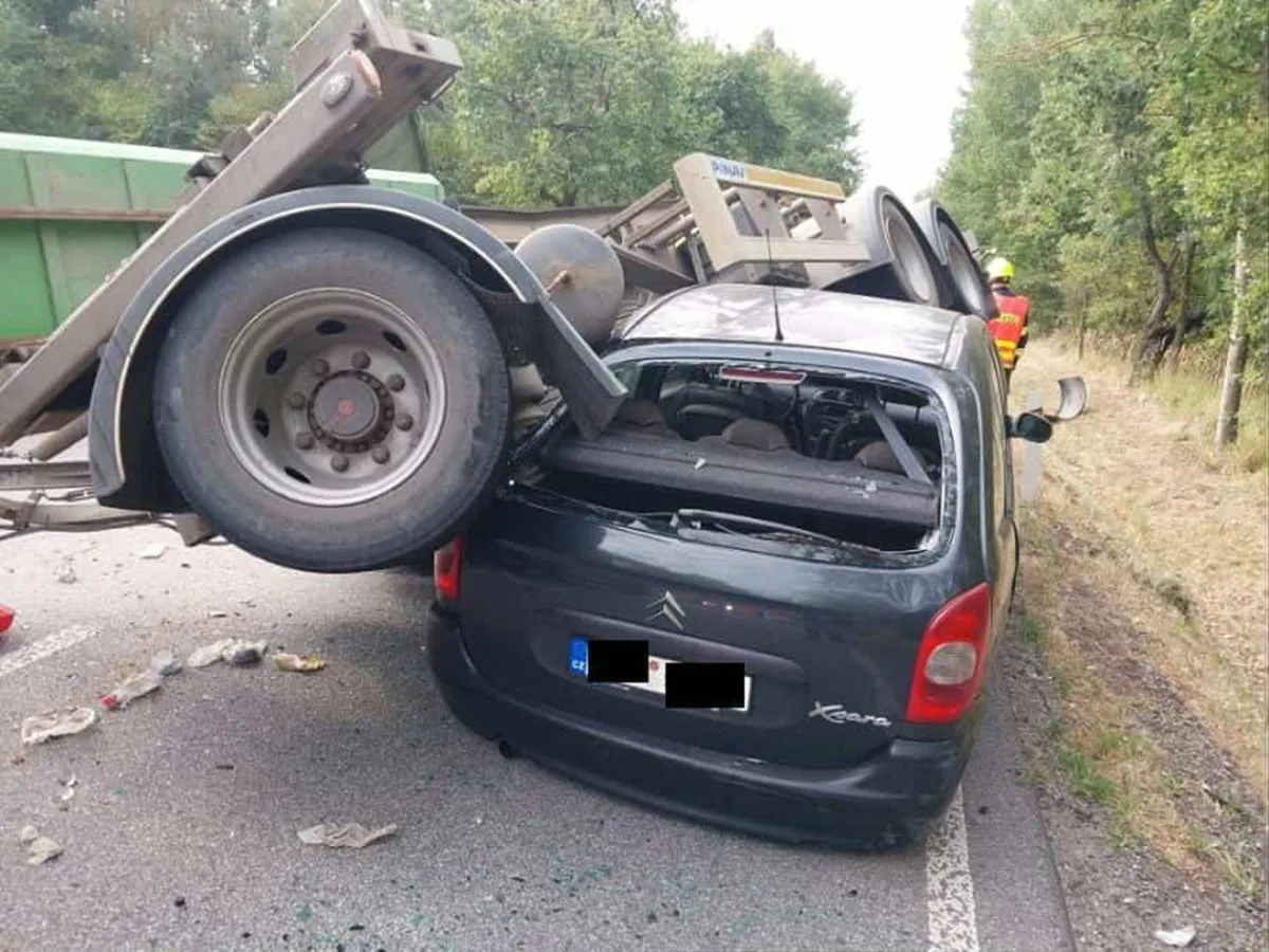 Řidiči nákladní soupravy se rozhoupal vlek. Pak se převrátil na projíždějící auto. Foto: Se svolením Policie ČR