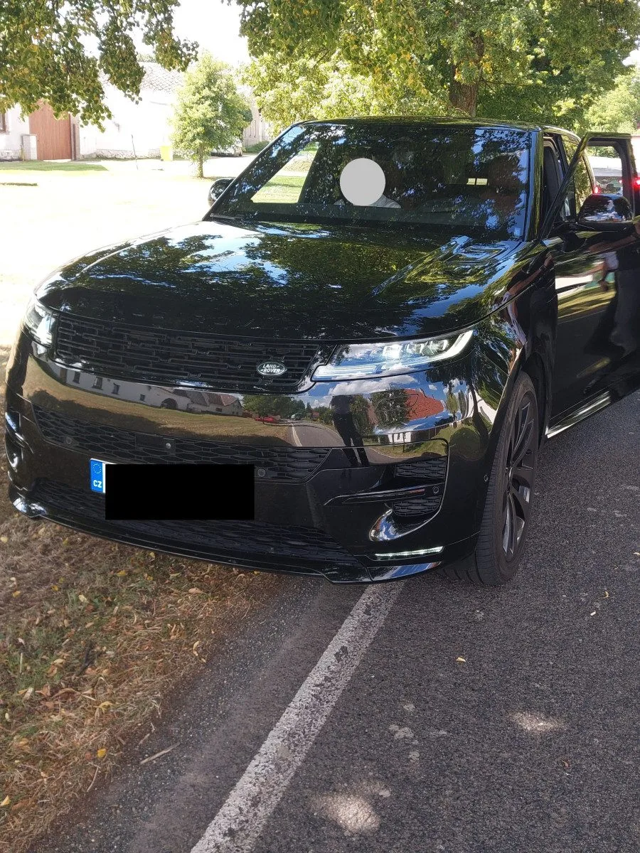 Řidiče Range Roveru, který jel po dálnici s modrým majákem, čeká správní řízení. Foto: Se svolením Policie ČR