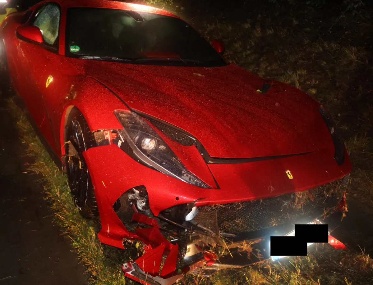 Rudé Ferrari 812 na mokré dálnici po smyku havarovalo. Škoda je pět milionů. Foto: Se svolením Policie ČR