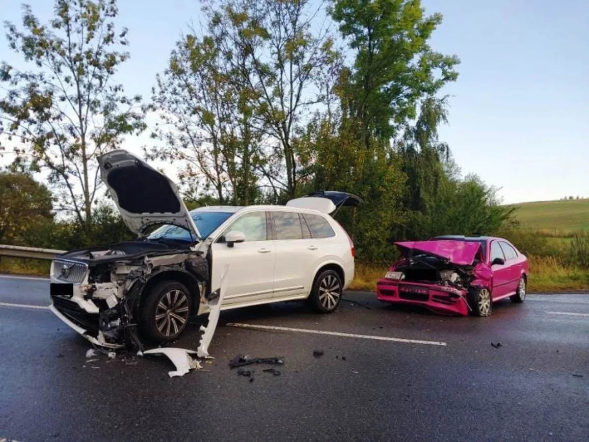 Ranní bouračka na Hosáku. Tři auta se srazila, na místě jsou zranění