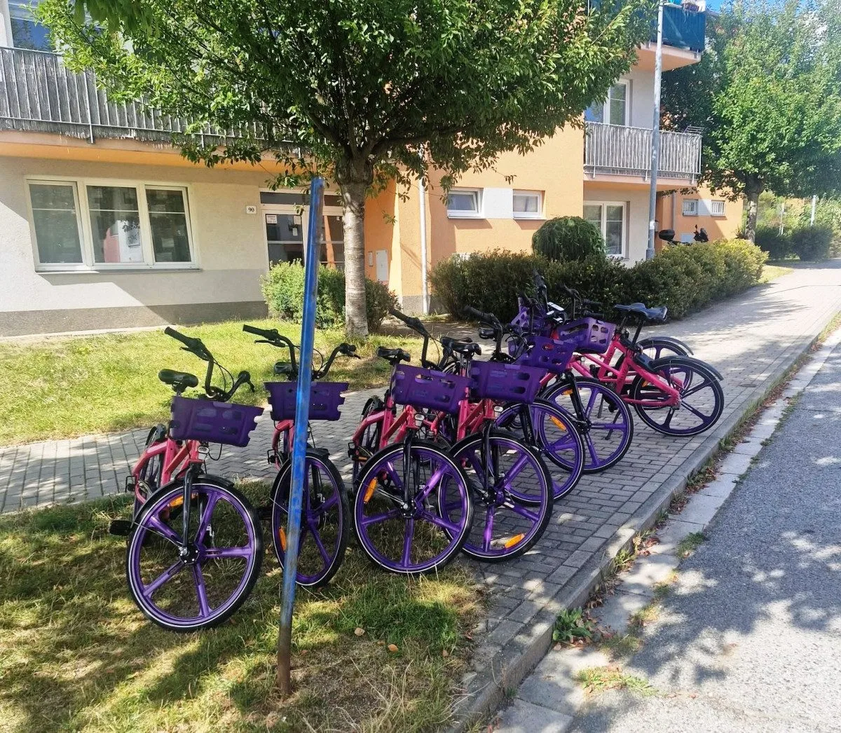 Sdílená kola i v Hruškových Dvorech, lidé to vítají. Koloběžky ve městě zatím nebudou