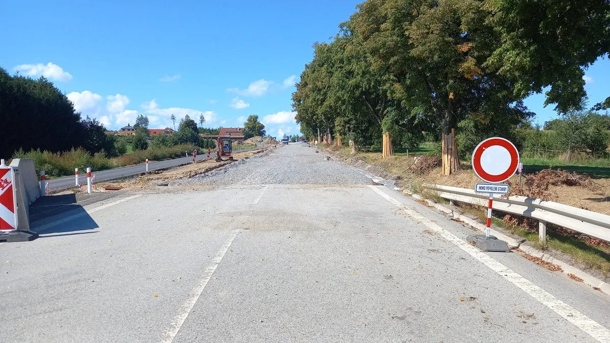 FOTO: Dělníci pracují na obchvatu Rytířska. Za měsíc a půl tam mají jezdit auta