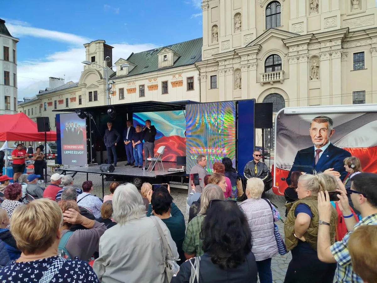 VIDEO: Stát není firma, Babiše už ne. Šéfa hnutí ANO v Jihlavě čekali mladí odpůrci