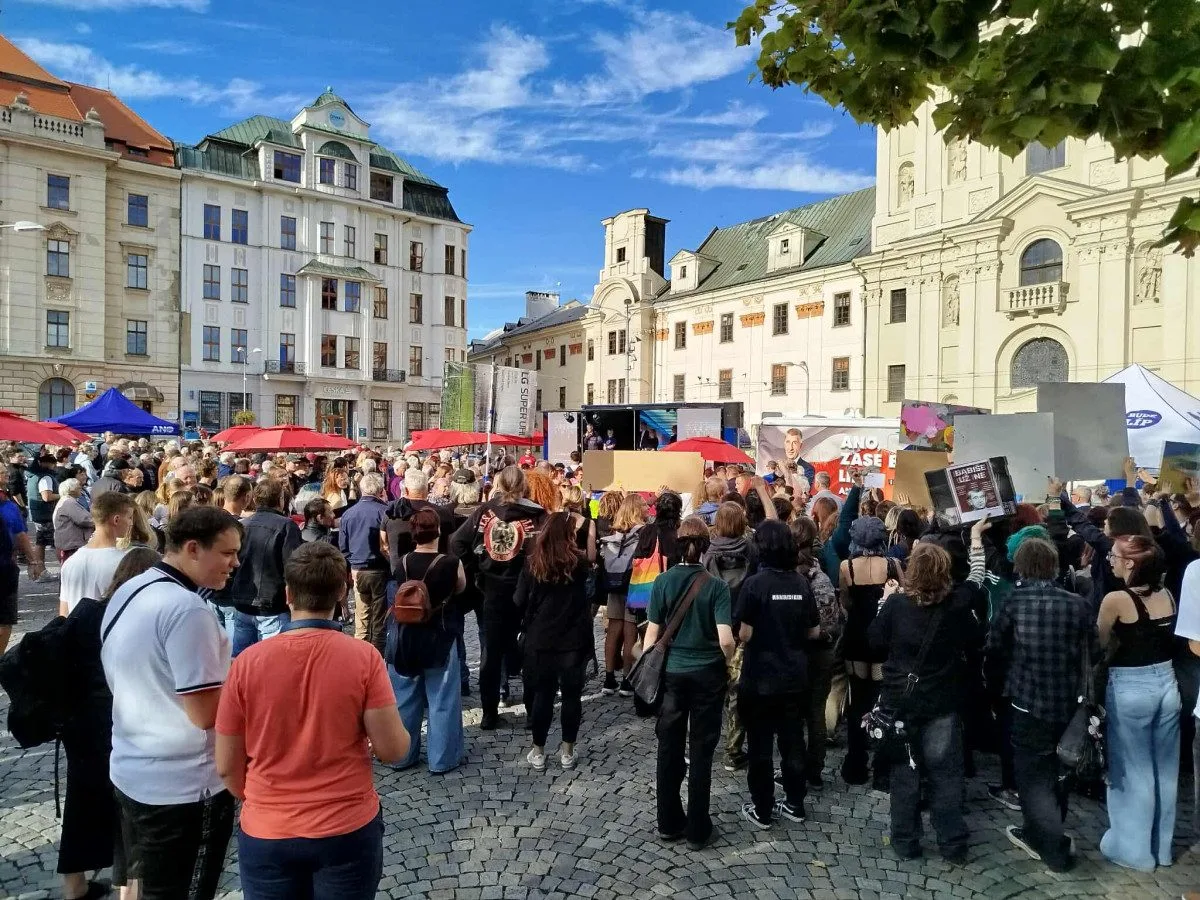 VIDEO: Stát není firma, Babiše už ne. Šéfa hnutí ANO v Jihlavě čekali mladí odpůrci
