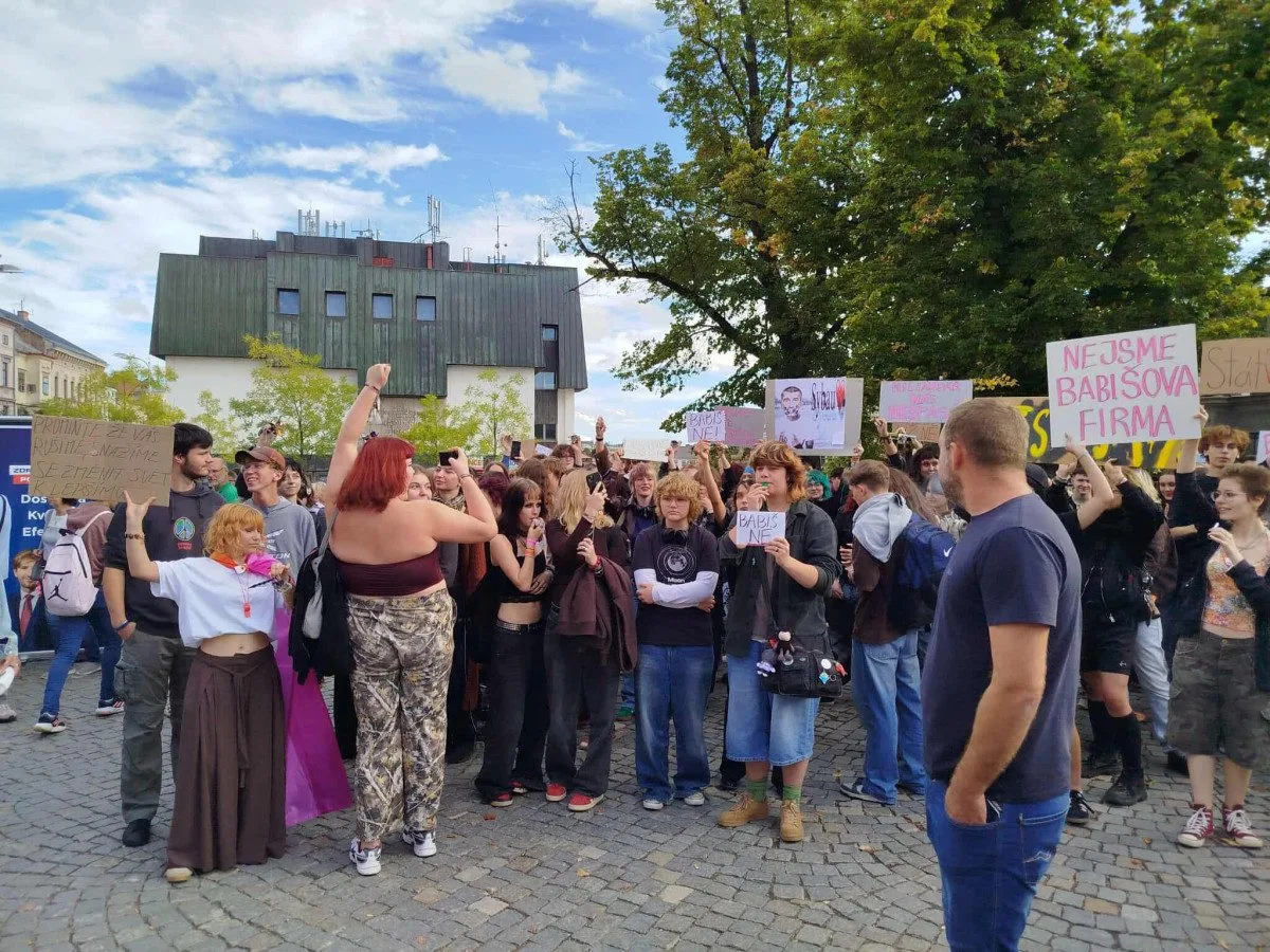 VIDEO: Stát není firma, Babiše už ne. Šéfa hnutí ANO v Jihlavě čekali mladí odpůrci