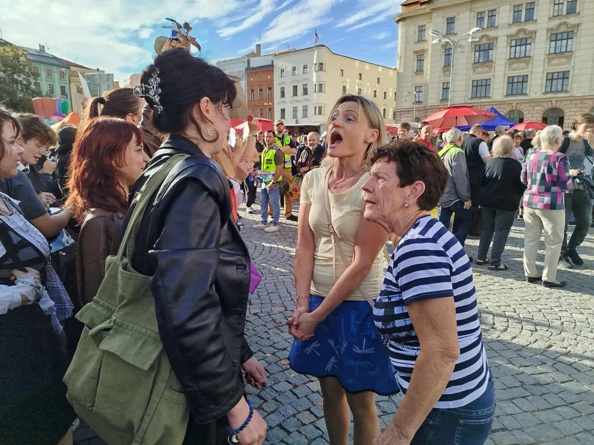 VIDEO: Stát není firma, Babiše už ne. Šéfa hnutí ANO v Jihlavě čekali mladí odpůrci