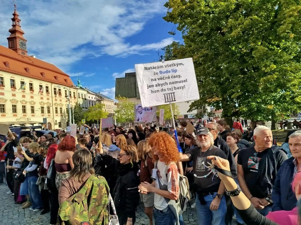 VIDEO: Stát není firma, Babiše už ne. Šéfa hnutí ANO v Jihlavě čekali mladí odpůrci