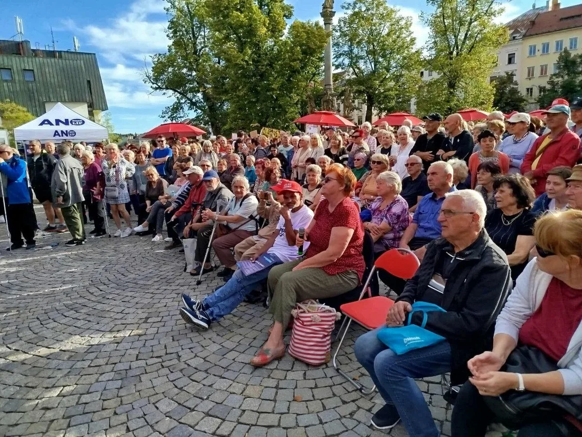 VIDEO: Stát není firma, Babiše už ne. Šéfa hnutí ANO v Jihlavě čekali mladí odpůrci