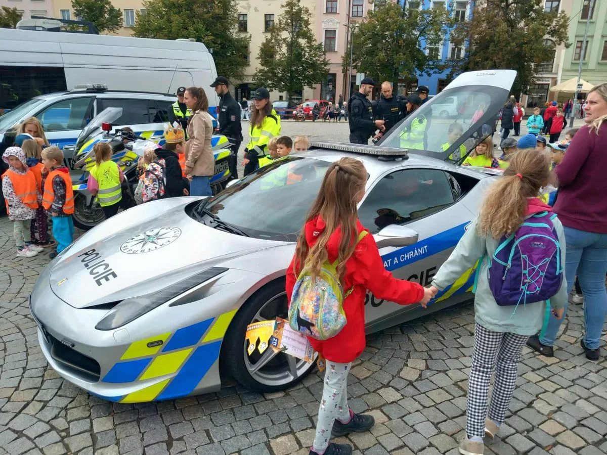 FOTO: Policie se v Jihlavě ukázala malým i velkým. Velký zájem vzbudilo Ferrari