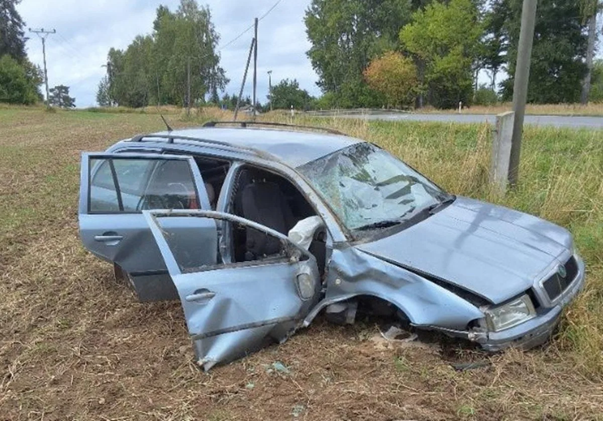 Řidička narazila do mostku a auto šlo několikrát přes střechu, tři děti se zranily. Foto: Se svolením Policie ČR
