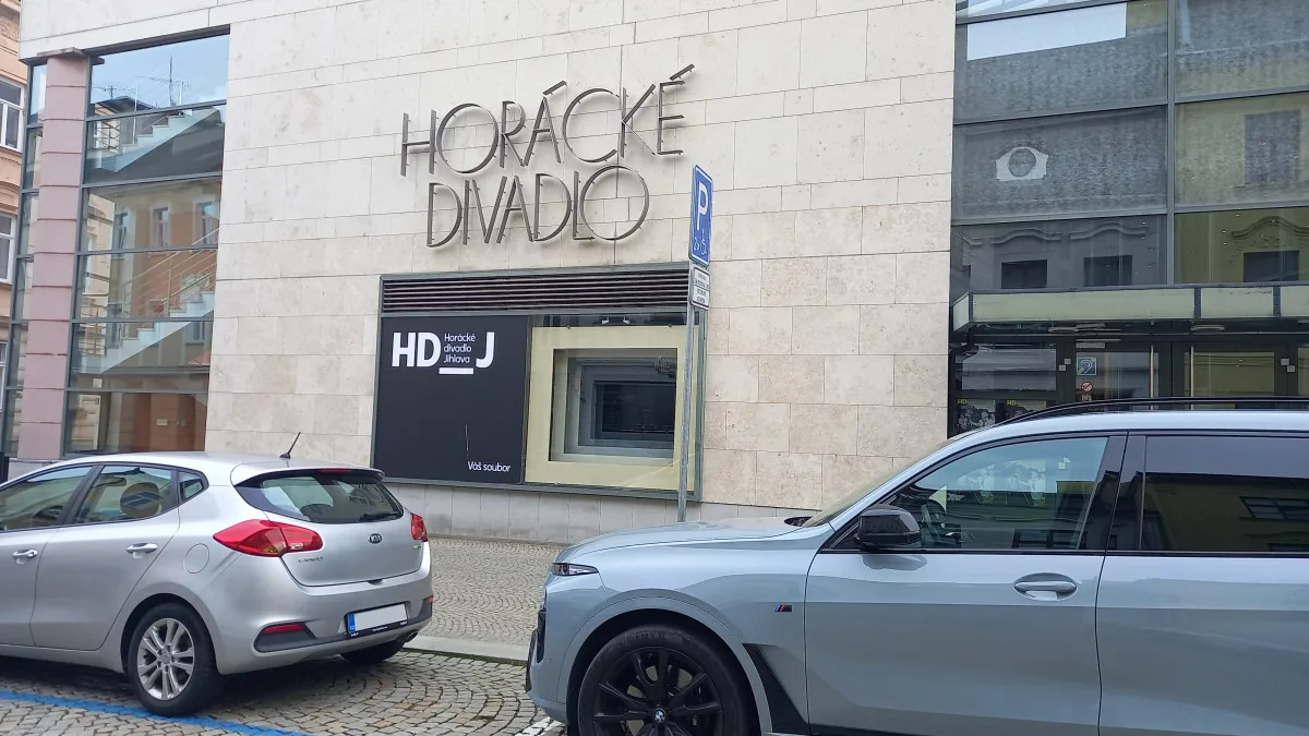 Parkování v Jihlavě XVII: Autem do Horáckého divadla? To není žádný problém